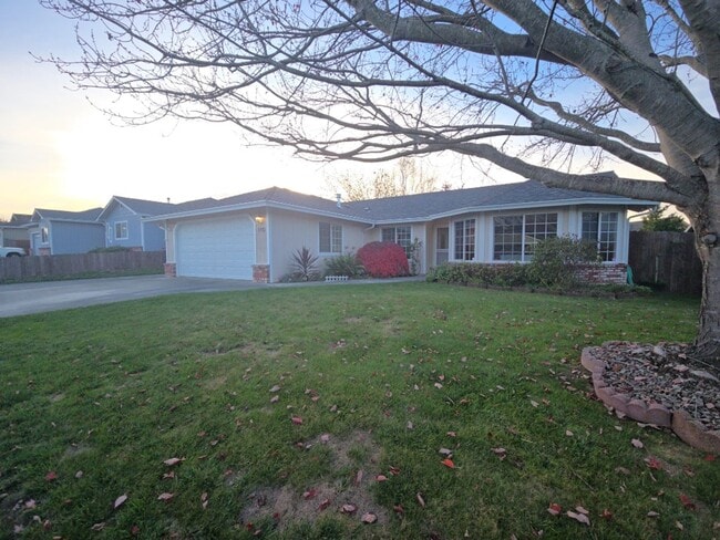 Photo - Pet friendly! 3DB/2BA Fortuna home on quiet road!