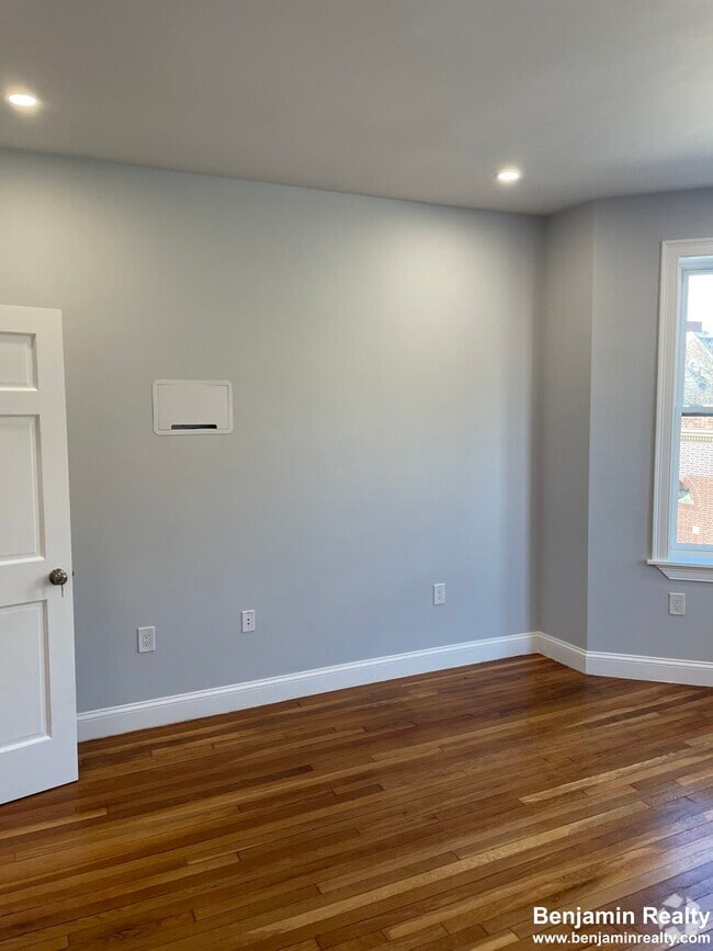 Building Photo - 3 Alton Pl Unit 2 Rental
