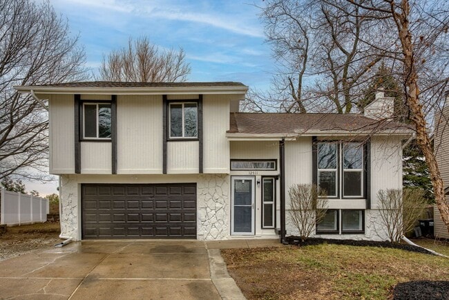 Building Photo - Great 4 Bedroom In Willow Wood!!