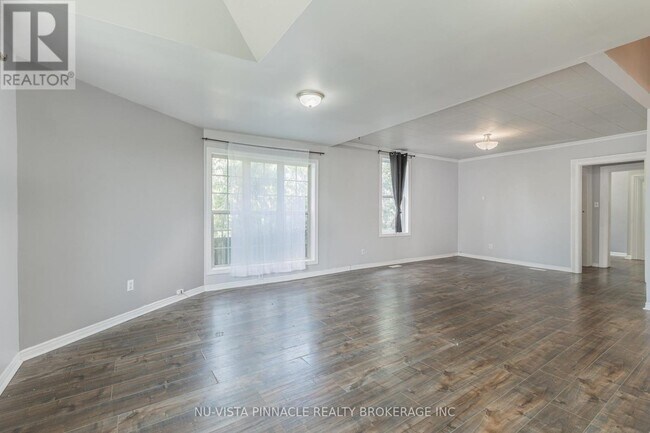 Photo - 132 Wharncliffe Rd N