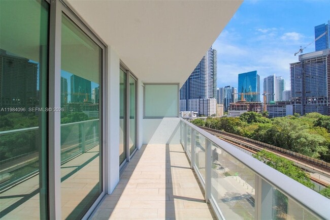 Building Photo - 1600 SW 1st Ave Unit 713