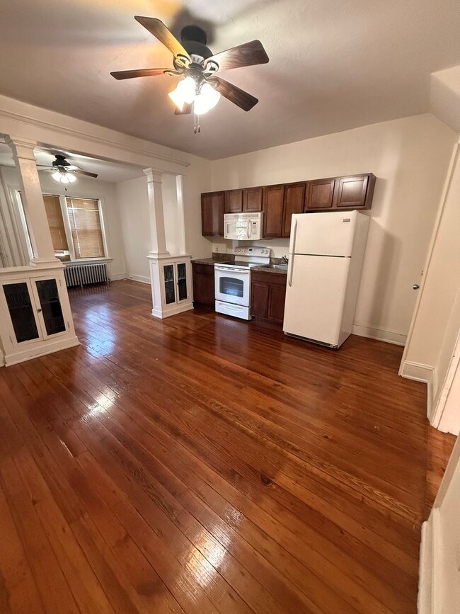 Building Photo - 631 E 5th St Unit 631 E. 5th Street #1