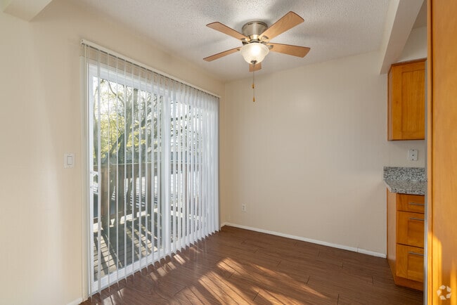 2BR, 2BA - 983SF - Dining Room - Royal Greens Apartments