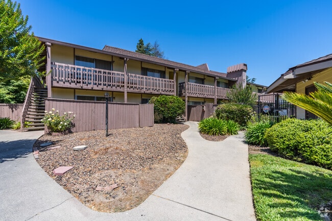 Vista alternativa del edificio - South Park Village Apartments