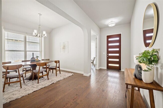 Photo - 228 Sumalt Gap Way