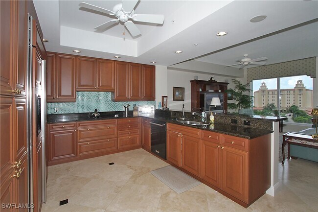 Building Photo - 8787 Bay Colony Dr Unit 906
