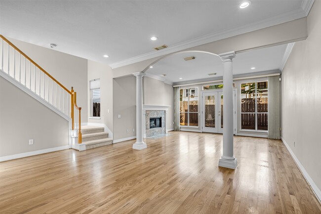 Photo - 4916 Travis St