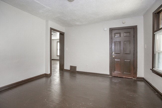 Photo - 9005 Union Unidad 9005 Union Down