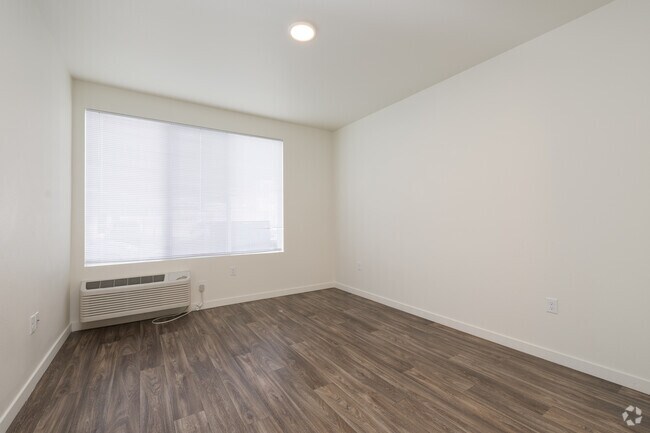 1BR, 1BA - 696SF - Living Room