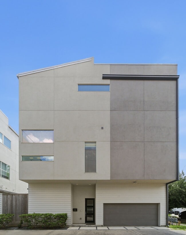 Building Photo - 1221 W 17th St