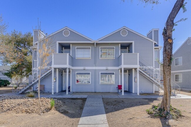 Building Photo - Beautifully Remodeled Upstairs Unit with Modern Upgrades!