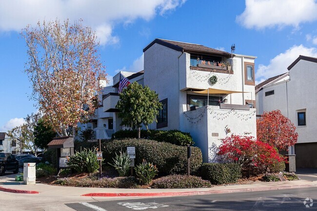 Building Photo - 2BR/1BA Townhome in Point Loma's Sea Colony