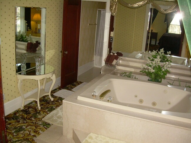 Whirlpool Bath - 305 Oregon Ave Unit Fierke