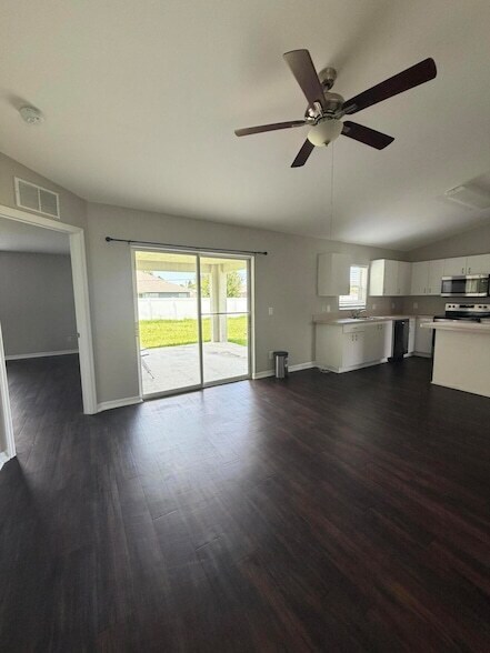 Photo - 581 NW Goldcoast Ave