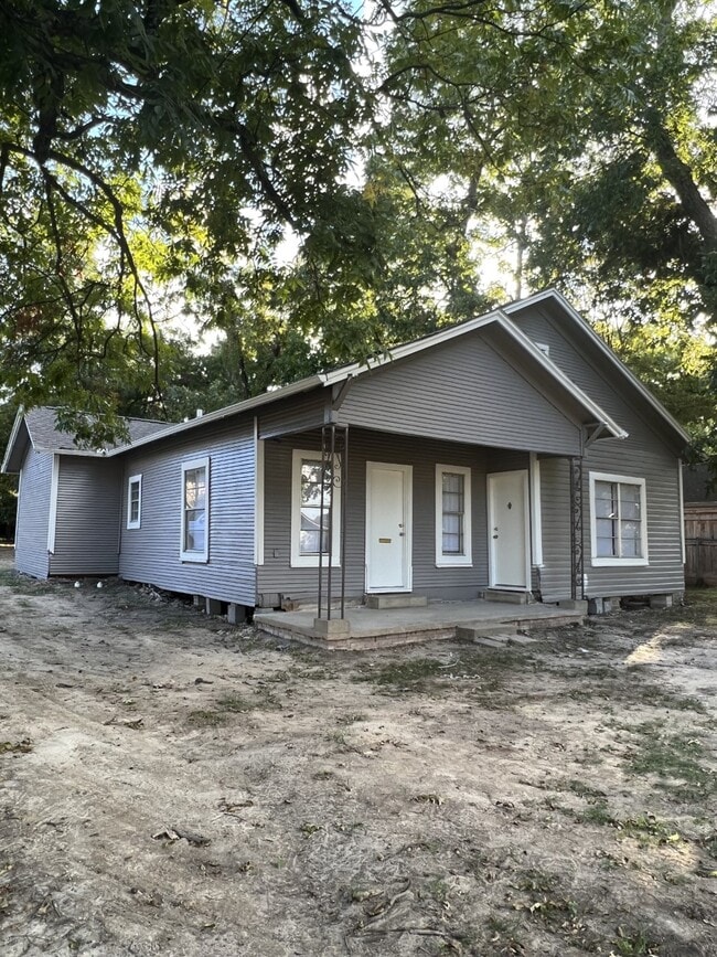 Building Photo - 301 W College St Rental