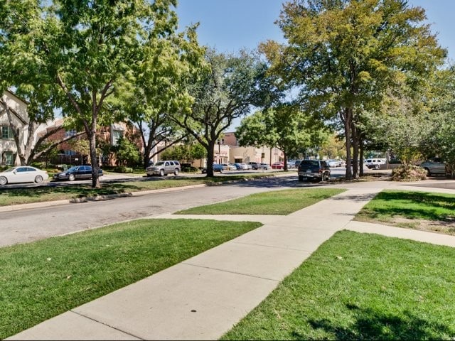 Cubierta trasera - McFarlin Place Apartments