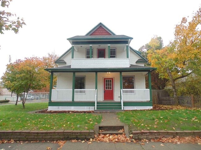 Building Photo - Large 4 Bed House with Fenced Yard