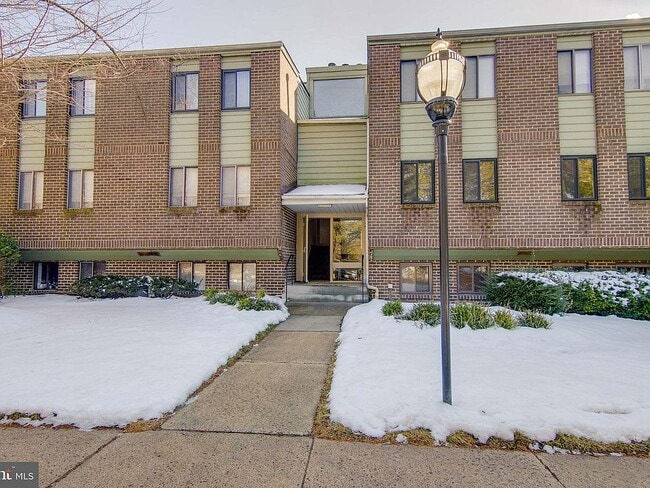 Building Photo - 3 Windblown Ct Unit T1