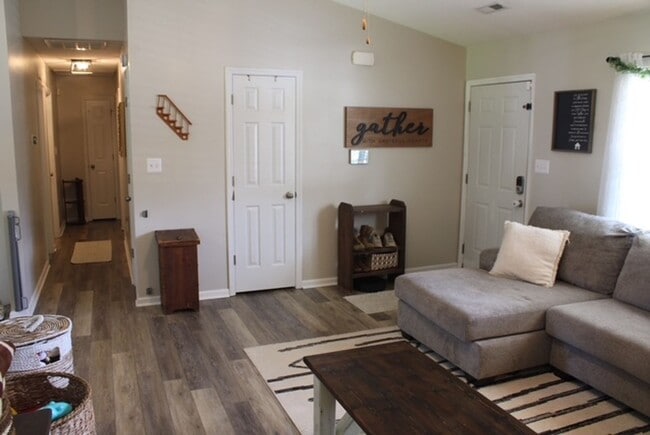 Photo - 118 Pear Tree Ln