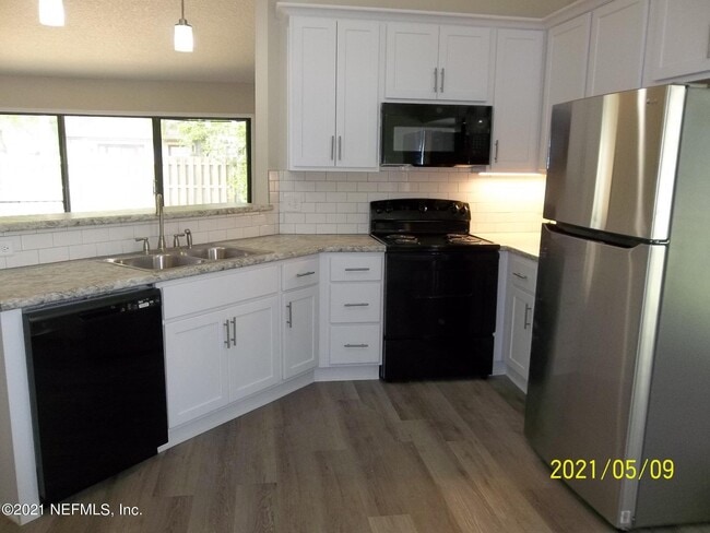 Photo - 8072 Kilwinning Ln