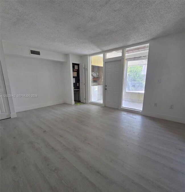 Photo - 1104 W 44th St
