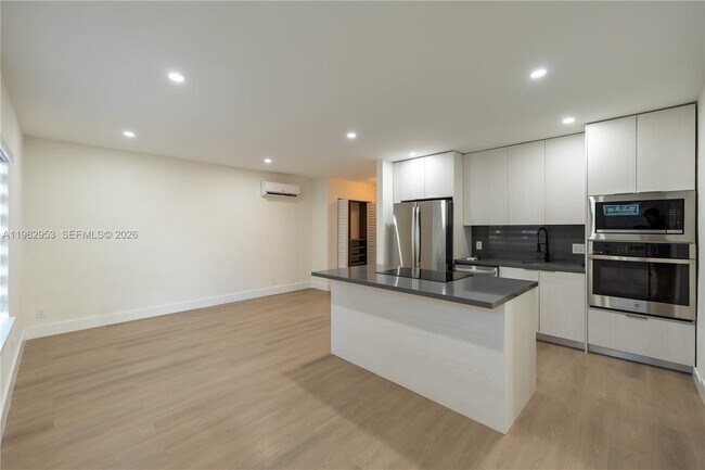 Building Photo - 1615 NE 9th St Unit 2