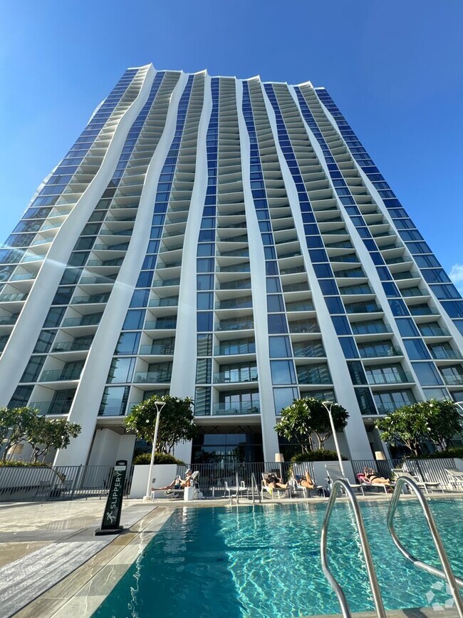 Building Photo - Gorgeous Views From This 1 Bedroom, 1 Bath... Unit 3811 Rental