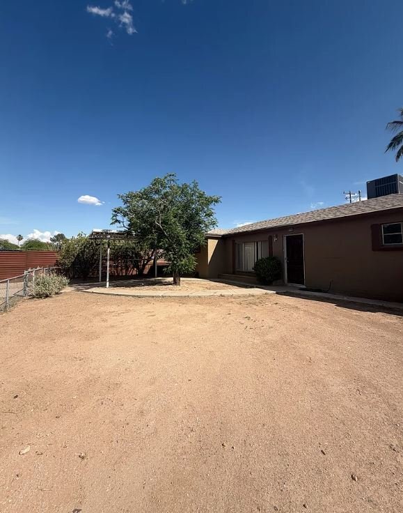 Building Photo - 909 W Milton St