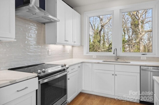 Photo - 1553 Pinecrest Ave