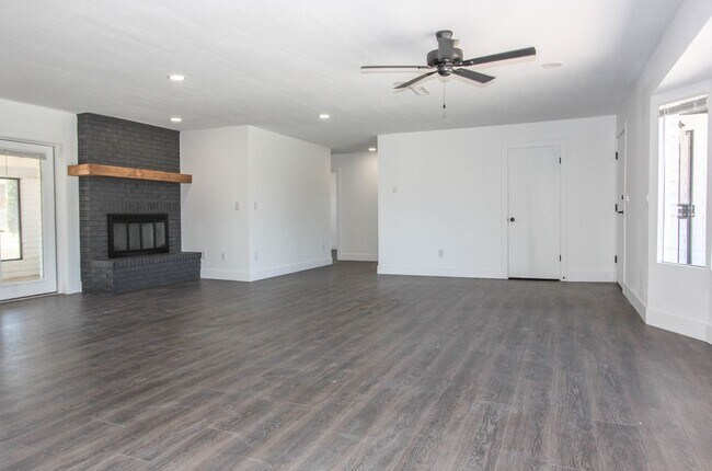 Photo - 3 bedroom 2 bathroom with AZ room