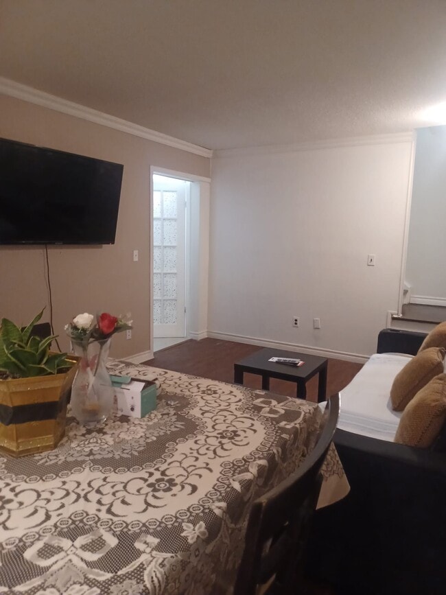 Photo - 33 Taunton Rd E