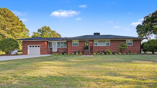 Building Photo - Charming 3-Bed/2.5-Bath Ranch in Durham