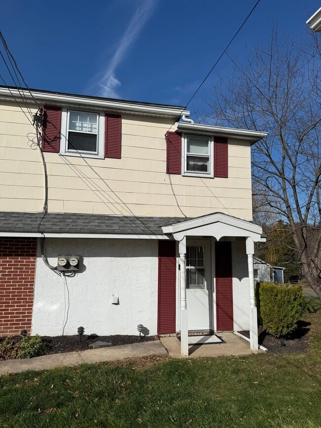 Building Photo - 815 Grosstown Rd Unit Apt 4 Rear upper level