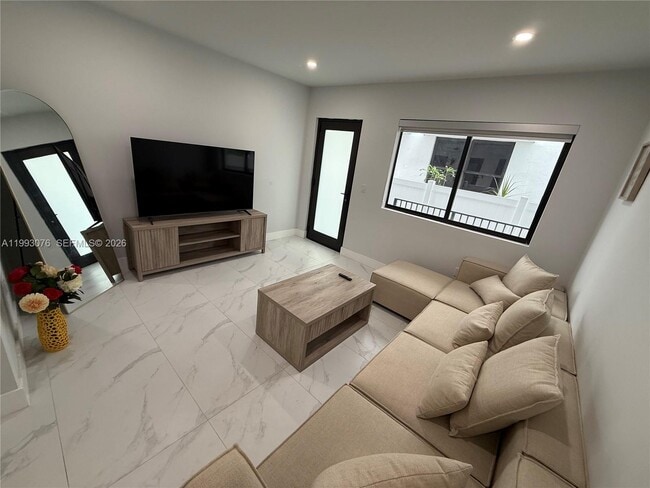 Photo - 944 Jefferson Ave Unidad 15