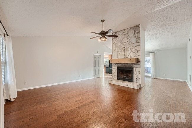 Photo - 414 River Point Dr