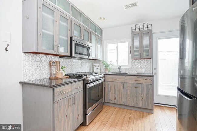 Photo - 2111 Manton St