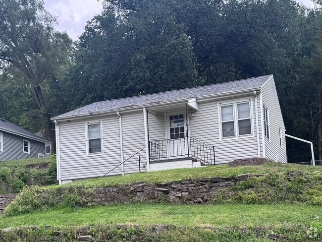 Building Photo - Spacious 2 Bedroom Home with Finished Base...