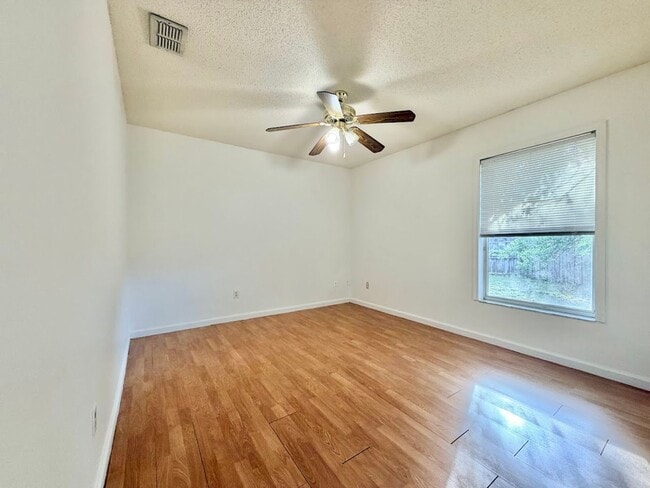 Photo - Large and Spacious 4/2 in Ideal Location!