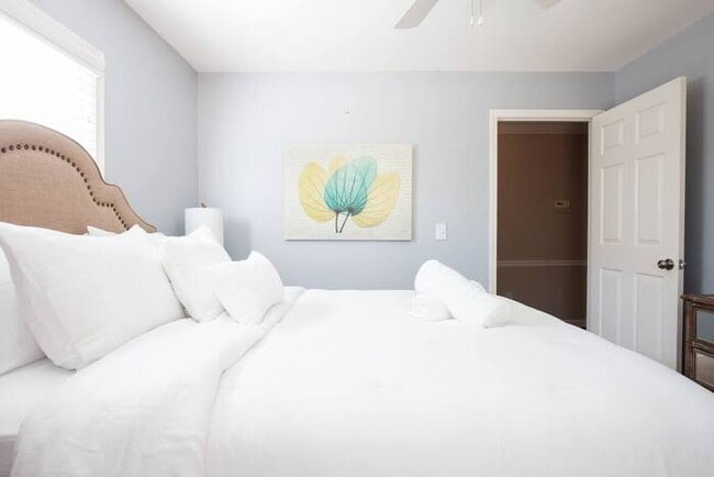 Photo - 1129 Chartley Dr SW