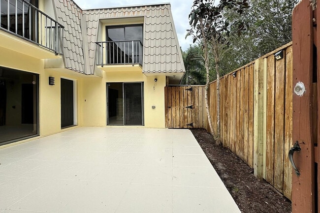 Building Photo - 1700 Embassy Dr Unit 402