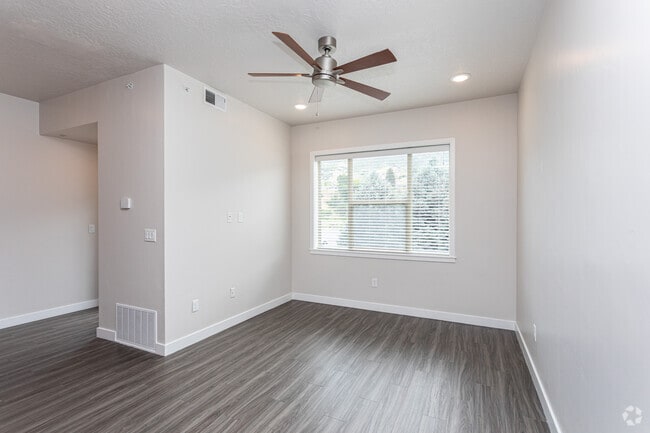 2BR, 2BA - 1,013SF - Living Room