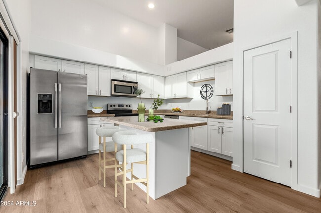 Photo - 330 S Farmer Ave