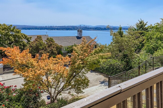 Building Photo - Laurelhurst View Home