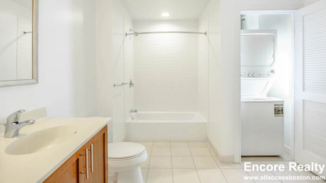 4 Emerson Pl Unit 1008