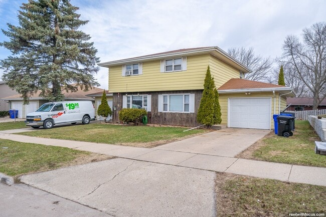 Building Photo - 1500 W Pershing St Unit 1502