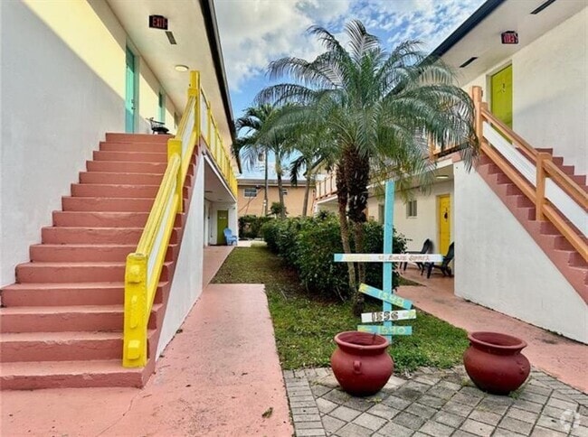 Building Photo - 1556 SW 5th Pl Unit 1 Rental