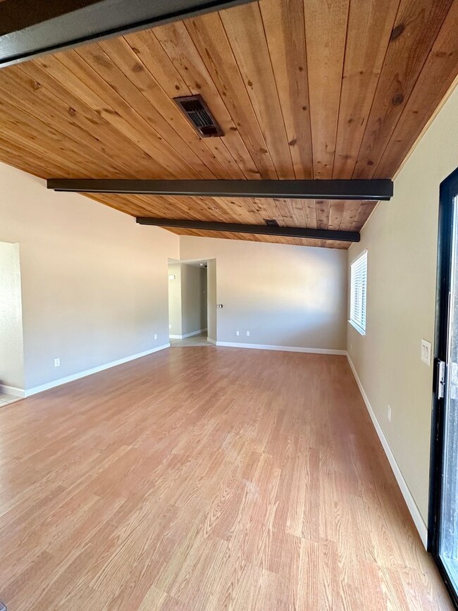 735 Walnut Dr