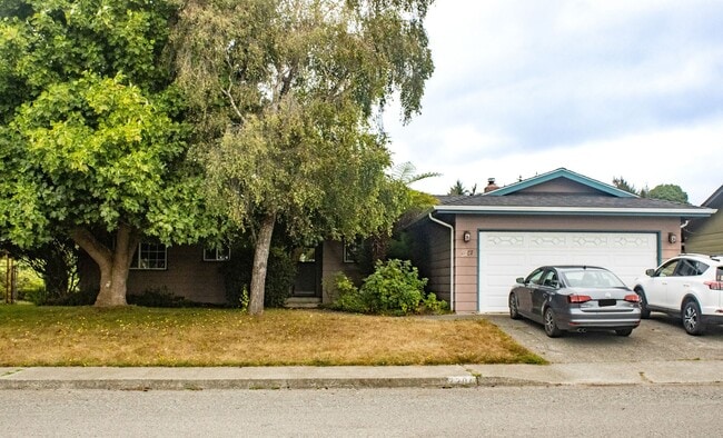 Building Photo - Three Bed Two Bath Home