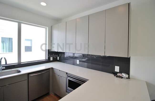 Photo - Beautiful 4-Story 2/2.5/2 in GREAT LOCATIO... Unit 102