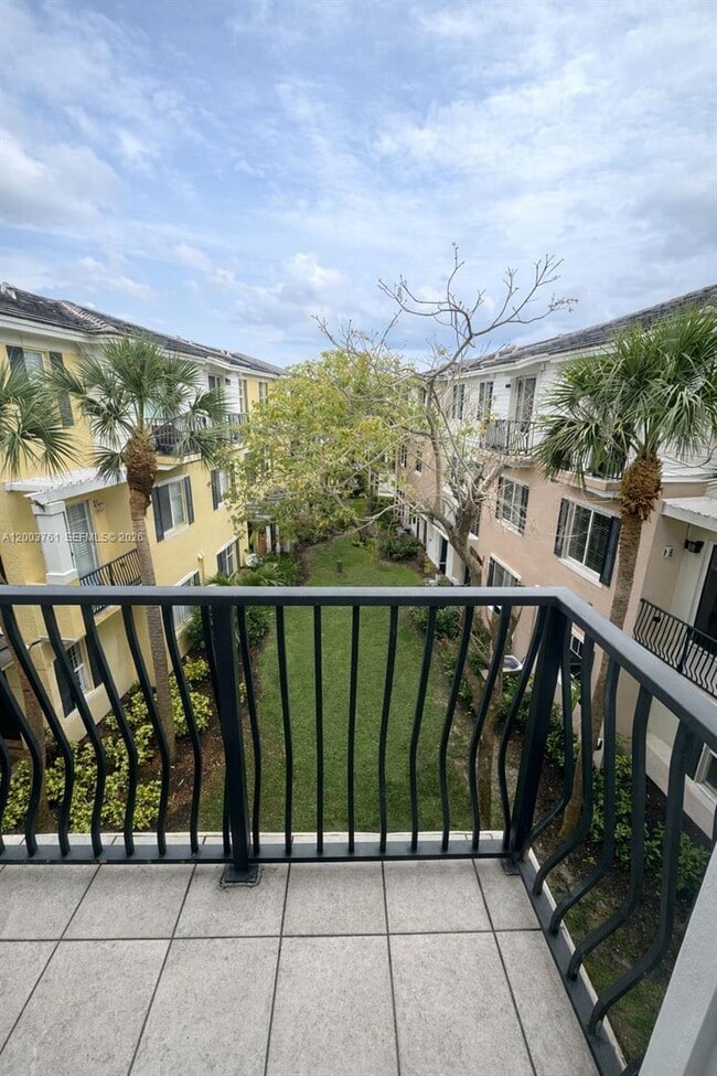 Photo - 556 NW 39th Cir